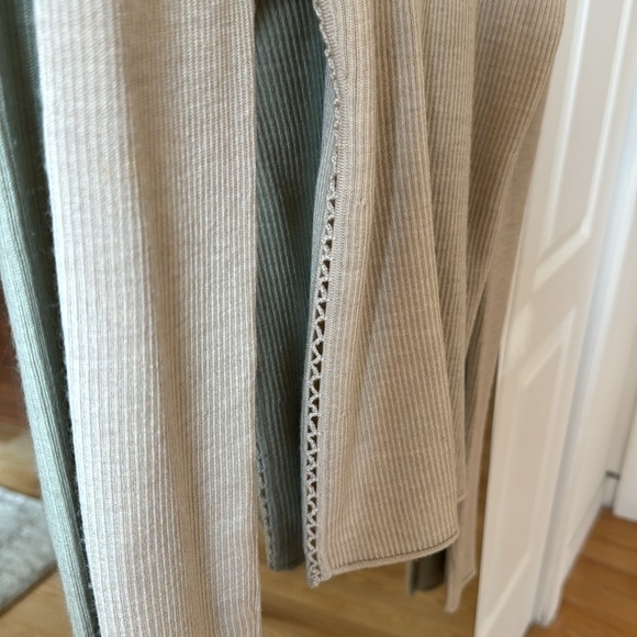 Alice and Olivia beige 100% wool turtleneck - Picture 3 of 4